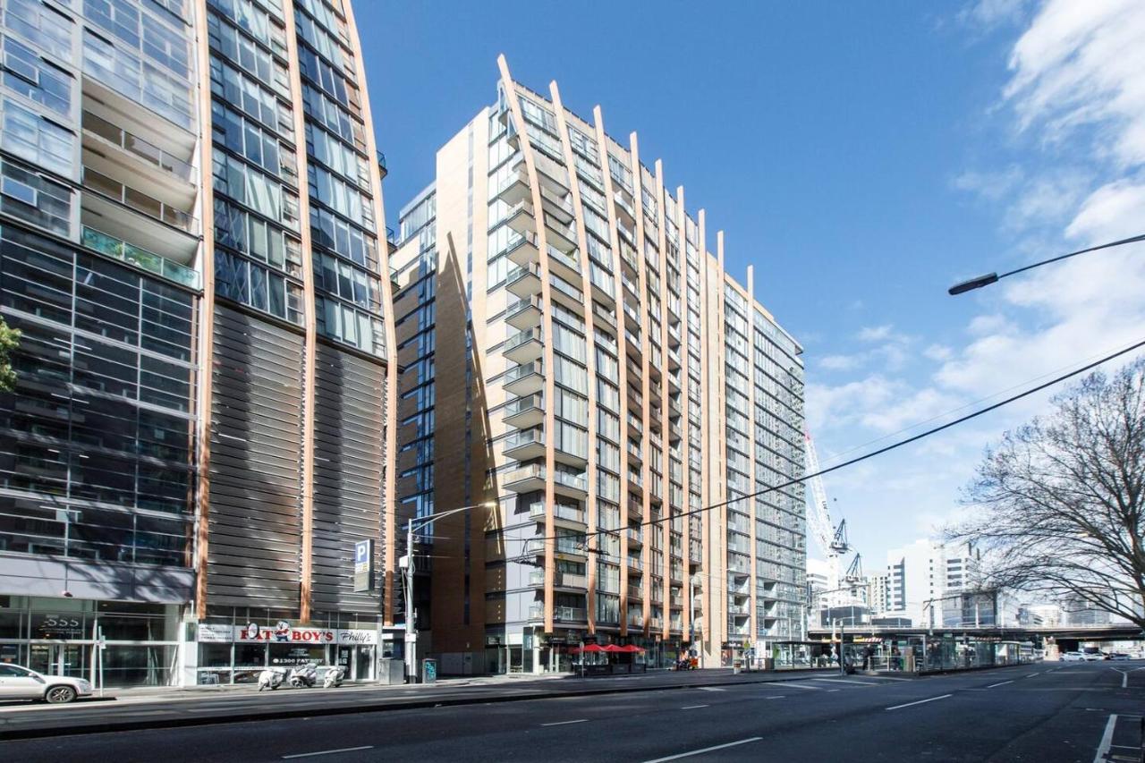 Flinders Street Simplicity Overlooking The Yarra *