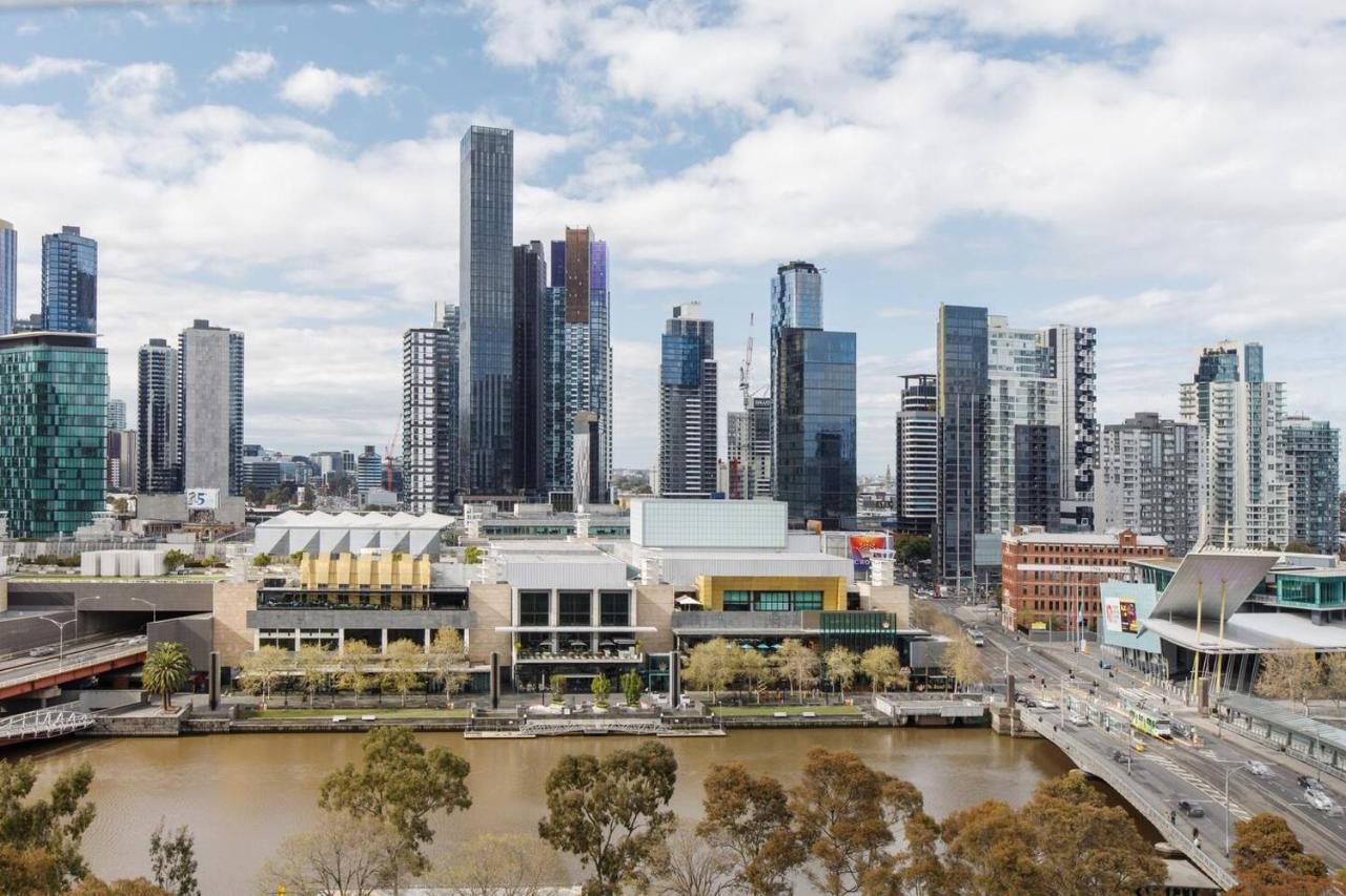 Flinders Street Simplicity Overlooking The Yarra * Melbourne
