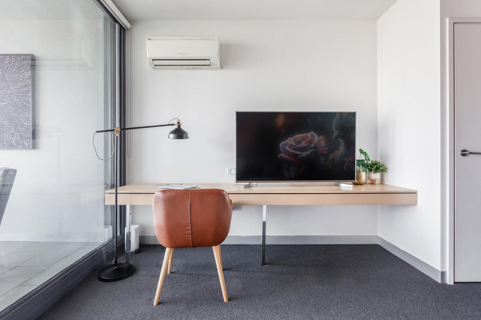 Flinders Street Simplicity Overlooking The Yarra Apartment
